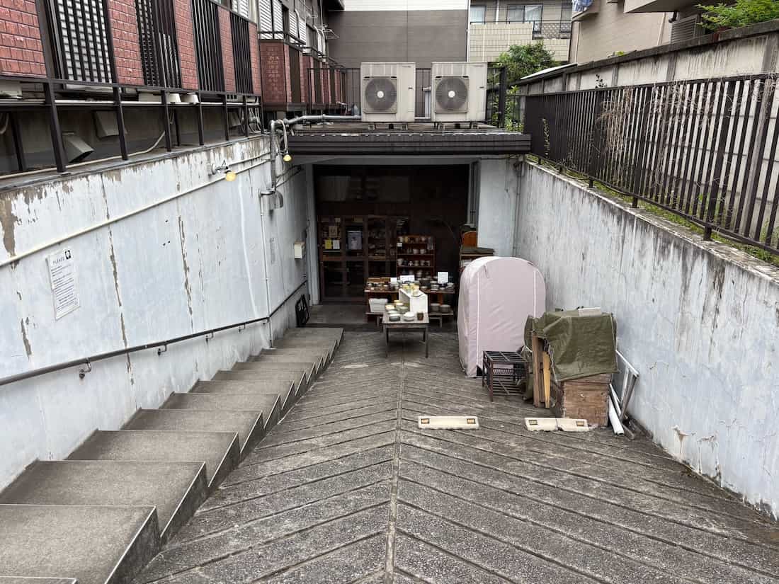 入口に続くアプローチ