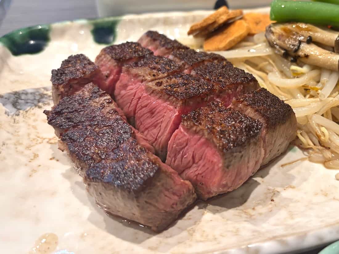 匠の厳選霜降りステーキ御膳7700円。