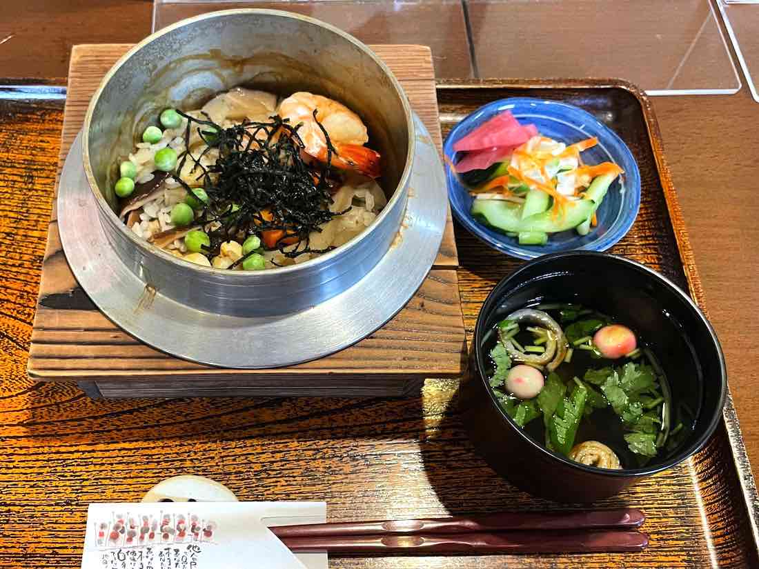 さくら庵・釜飯とかき氷が名物の食事処 