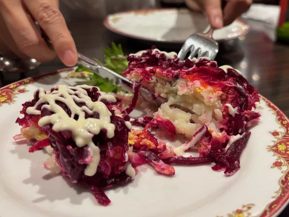 「毛皮のコートを着たニシン」ニシンとビーツとポテトのミルフィーユサラダ