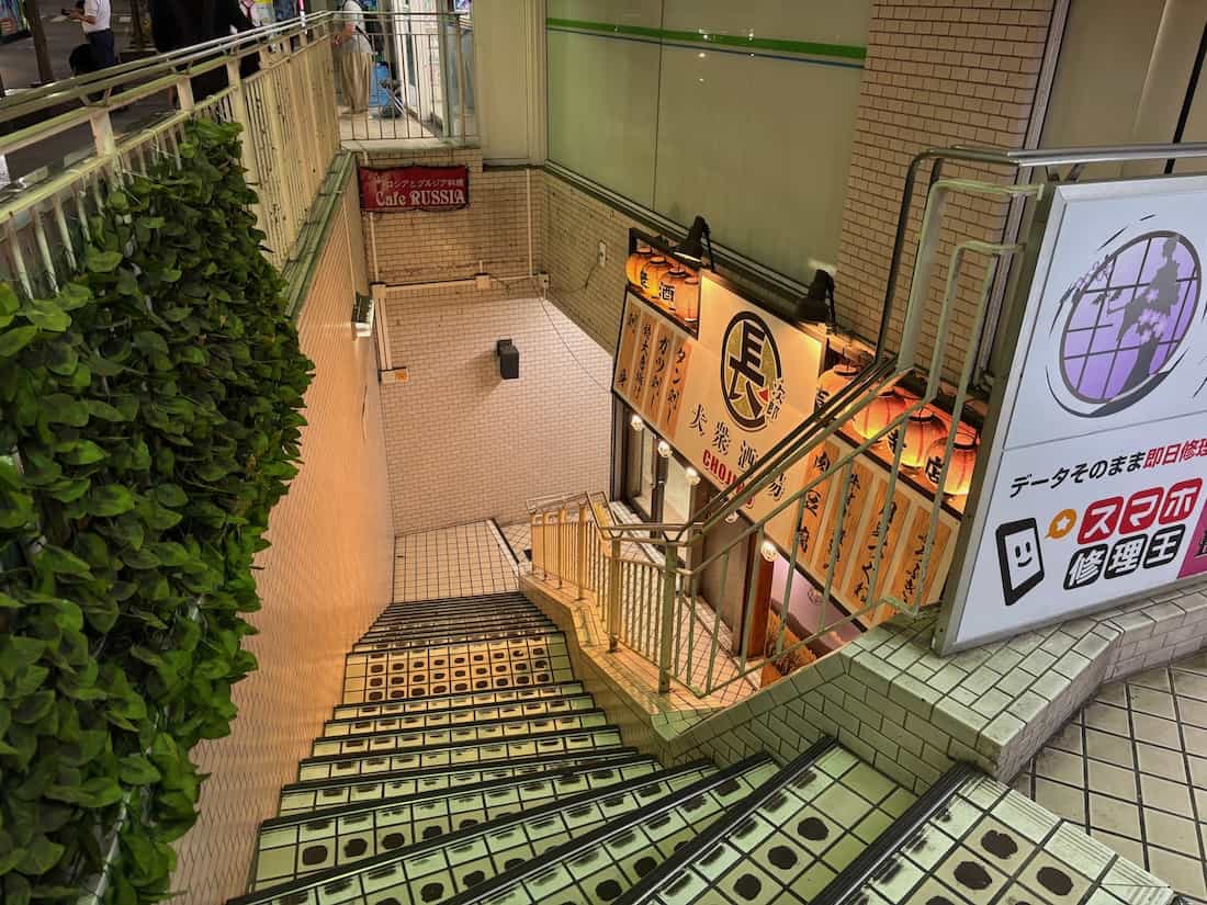 お店に続く階段